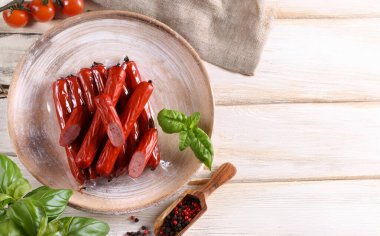 Aperatif olarak ahşap bir tahtanın üzerinde meze eti var.