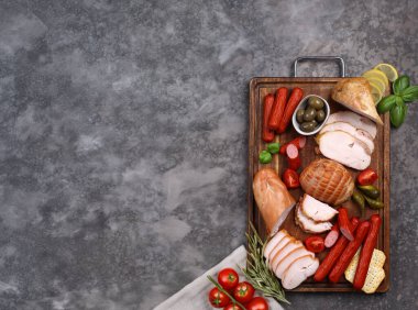 Aperatif olarak ahşap bir tahtanın üzerinde meze eti var.