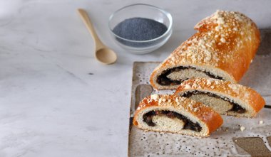 Tahtada haşhaş tohumları olan sünger rulosu.