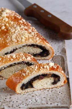 Tahtada haşhaş tohumları olan sünger rulosu.