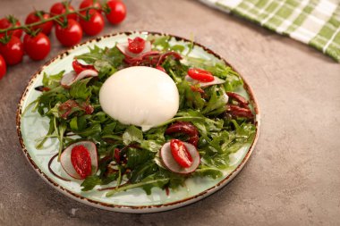 Tabakta burrata peynirli salata.