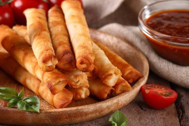 Tahtasında sos olan Türk purosu çorbası.