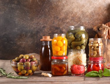 çeşitli ev yapımı turşular, salatalıklar, lahana, zeytin