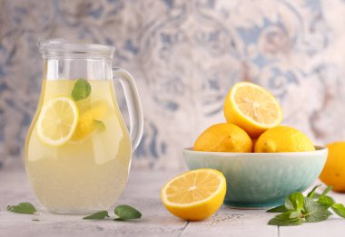 Doğal ev yapımı limonata ve taze limon.