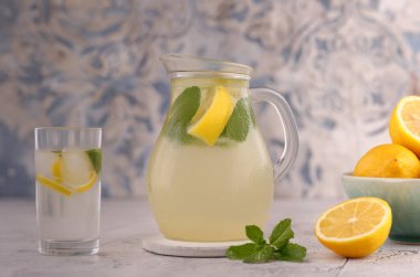 Doğal ev yapımı limonata ve taze limon.