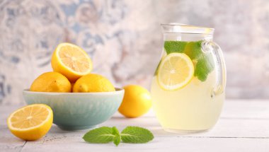 Doğal ev yapımı limonata ve taze limon.