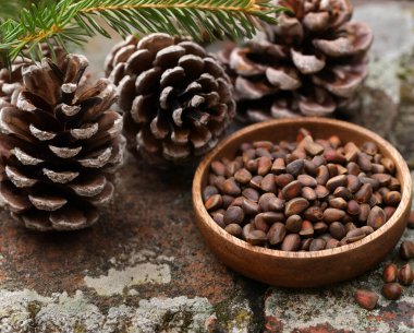 Sağlıklı beslenmek için doğal organik çam fıstığı.