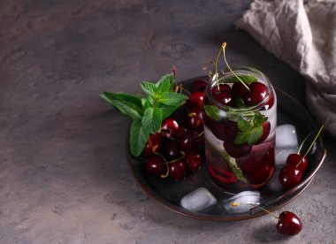 Buzlu ve naneli vişneli limonata.