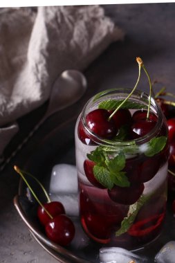 Buzlu ve naneli vişneli limonata.