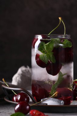 Buzlu ve naneli vişneli limonata.