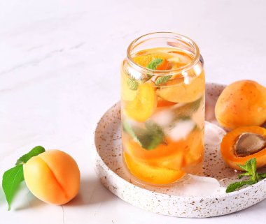 Yaz kayısı, buzlu ve naneli limonata.