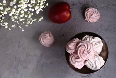 Tatlı olarak ev yapımı elma şekerlemesi.