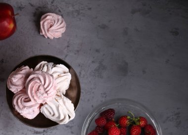 Tatlı olarak ev yapımı elma şekerlemesi.