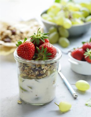 Kahvaltıda tahıllı yoğurt ve böğürtlen yemek