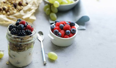 Kahvaltıda tahıllı yoğurt ve böğürtlen yemek