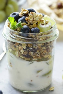 Kahvaltıda tahıllı yoğurt ve böğürtlen yemek