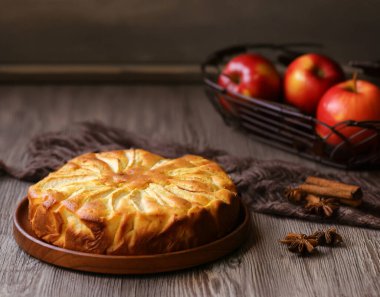 tatlı için ev yapımı elmalı turta