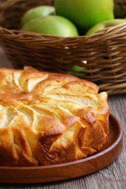 tatlı için ev yapımı elmalı turta