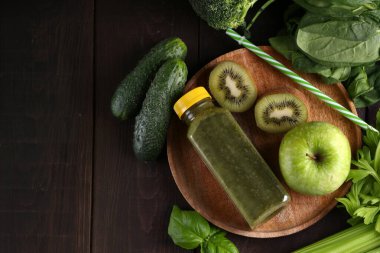 Elmadan yapılmış meyve püresi ve sağlıklı beslenen taze otlar.