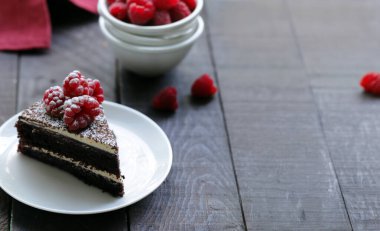 Tatlı olarak taze ahududu ve çikolatalı pasta.