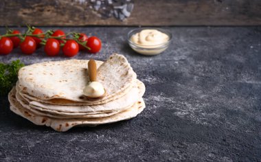 Masada soslu ince pita naan tatlısı.