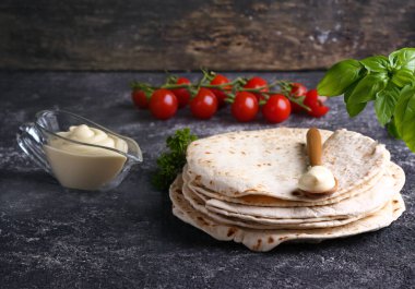 Masada soslu ince pita naan tatlısı.