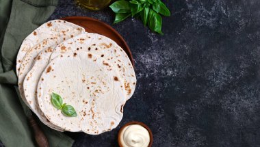 Masada soslu ince pita naan tatlısı.