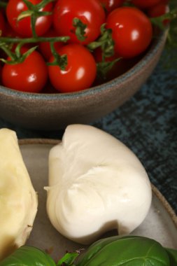 Tahtadaki abur cuburlar için çeşitli peynirler