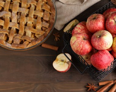 Tatlı olarak ev yapımı elmalı turta.