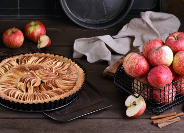 Tatlı olarak ev yapımı elmalı turta.