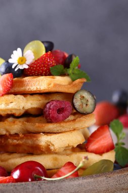 Kahvaltı ve tatlı için taze böğürtlenli waffle.