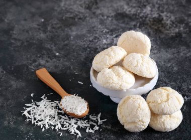 Kahvaltı ve tatlı için hindistan cevizli kurabiye.