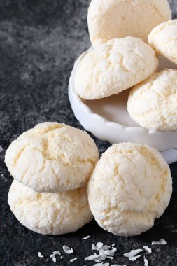 Kahvaltı ve tatlı için hindistan cevizli kurabiye.