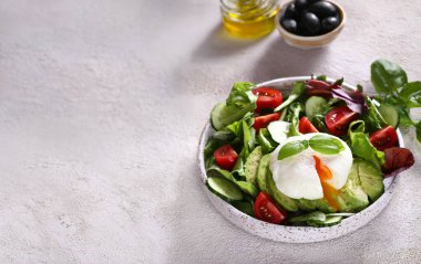 Yumurta ve avokadoyla taze salata.