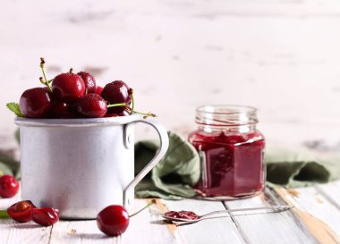 organik kiraz reçeli ve taze çilek