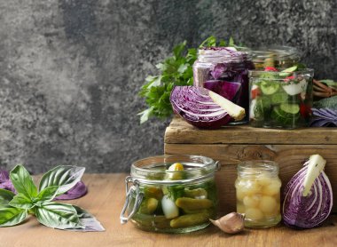 çeşitli ev yapımı turşular, salatalıklar, lahana, zeytin