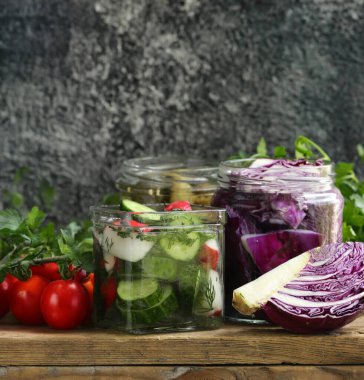 çeşitli ev yapımı turşular, salatalıklar, lahana, zeytin