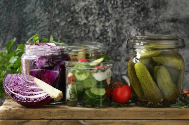 çeşitli ev yapımı turşular, salatalıklar, lahana, zeytin