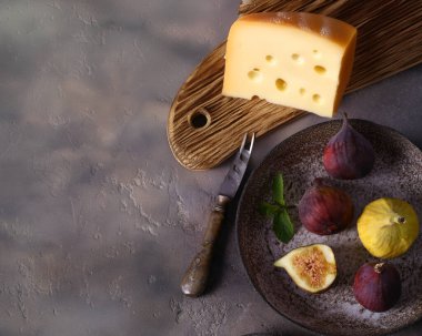 Tahtada peynir ve atıştırmalık taze meyve.