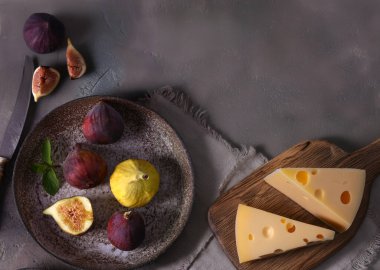 Tahtada peynir ve atıştırmalık taze meyve.