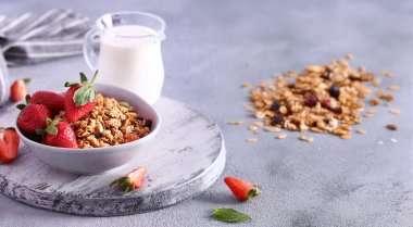 Kahvaltıda böğürtlenli granola, sağlıklı yemek.