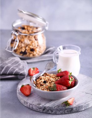Kahvaltıda böğürtlenli granola, sağlıklı yemek.