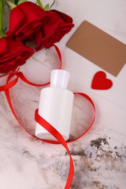 Bir şişe parfüm ve bir buket gül hediye ve tebrikler.