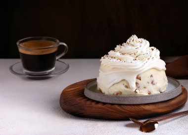 Böğürtlenli ve kremalı tatlı