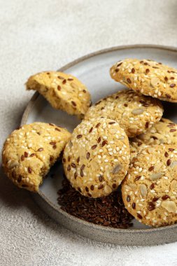 Keten tohumlu kurabiyeler ve ayçiçeği tohumları