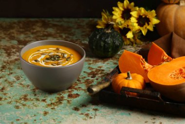 Masadaki kasede geleneksel balkabağı çorbası.