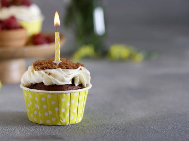 Kremalı kekler ve tatil mumları.