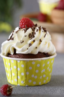 Kremalı kekler ve tatil mumları.