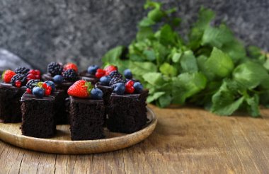 Tabakta çikolata jöleli mini browniler.