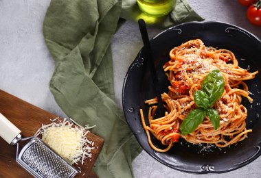 Domates soslu geleneksel İtalyan spagettisi.